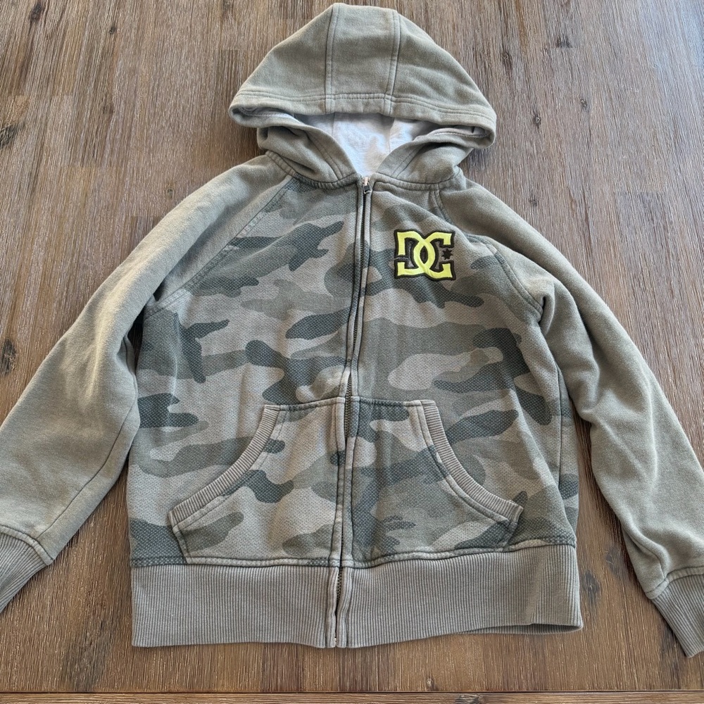 3/27$ DC Kids Green Camo Zip-Up Hoodie size M (7/8)